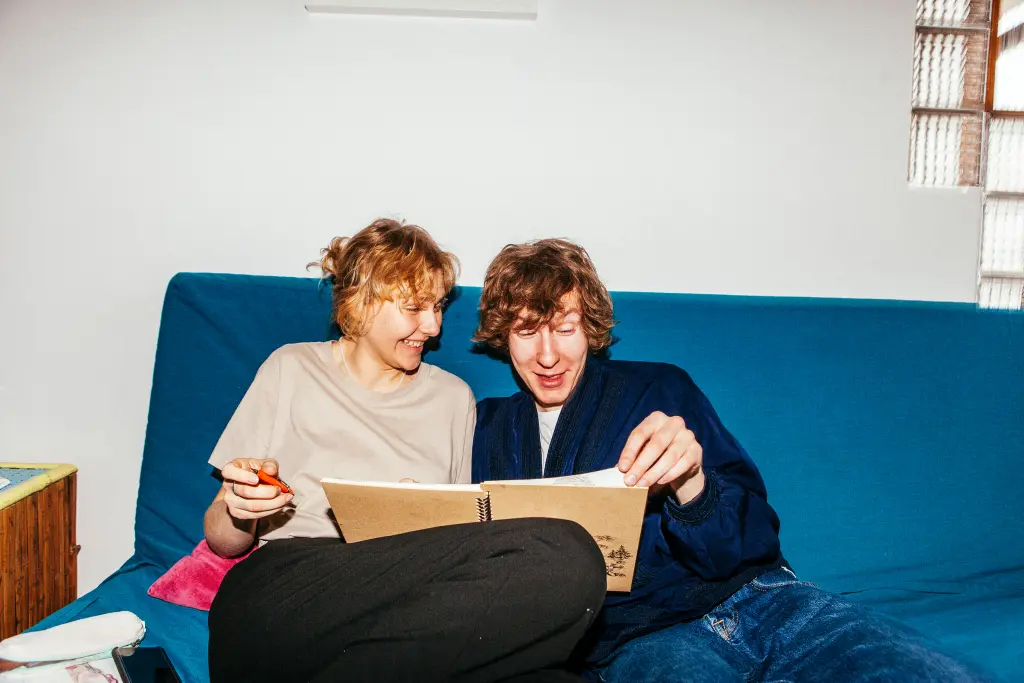 Dos personas alegres leyendo un documento