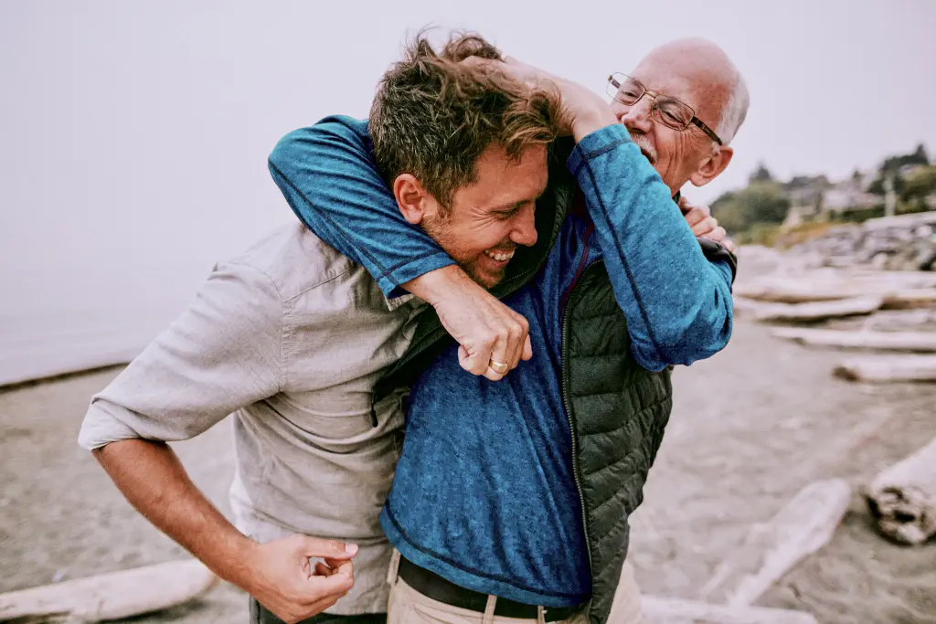 Padre e hijo abrazados