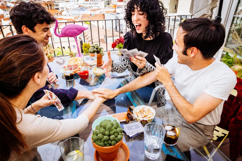 Amigos jugando cartas