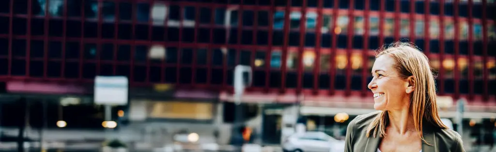 Mujer sonriendo en la ciudad