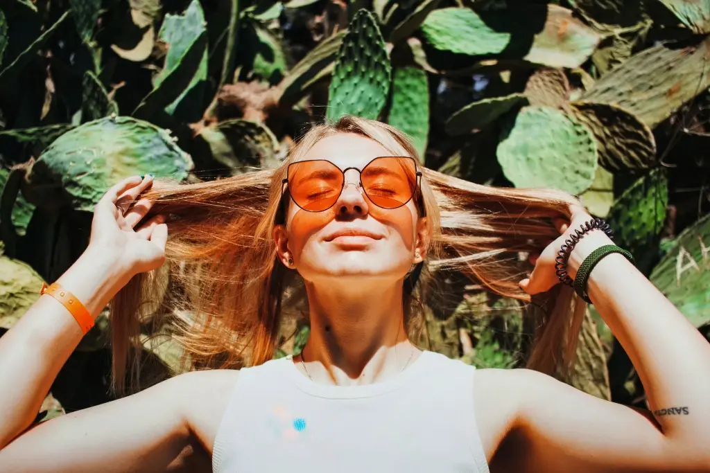 Mujer con gafas de sol naranja