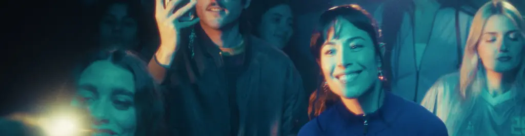 Mujer sonriente en un concierto