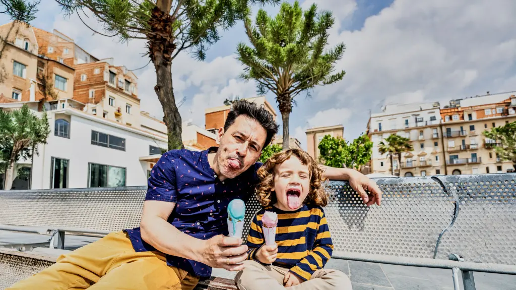 Padre e hijo tomando helados