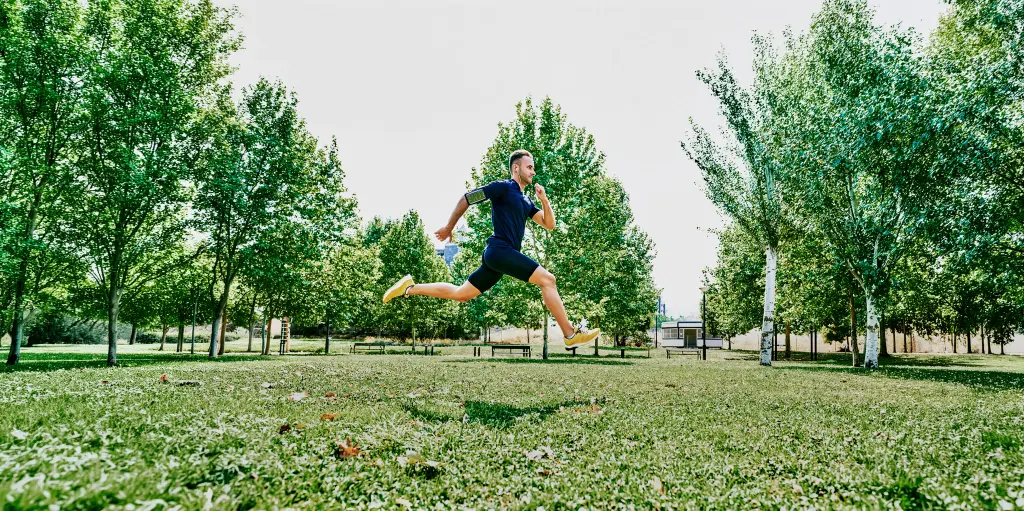 Hombre corriendo al aire libre