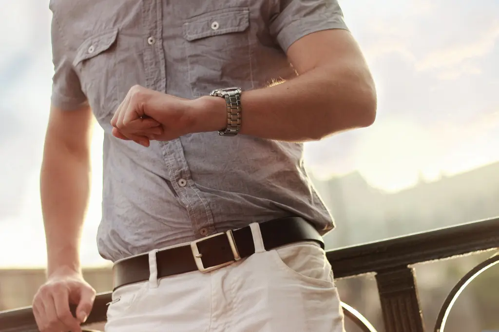 hombre mirando el reloj de pulsera