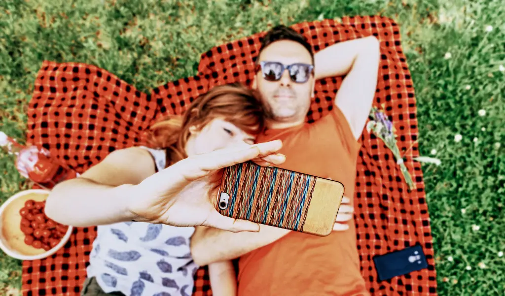 Dos personas haciéndose un selfie