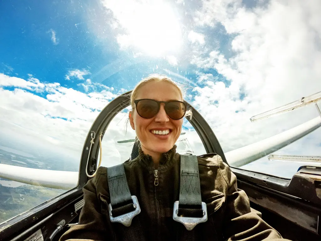 Mujer con gafas sonriendo