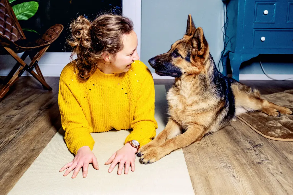 Mujer mirando a su perro