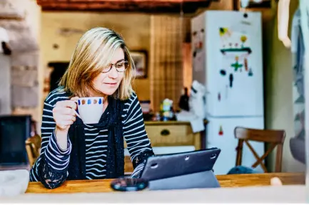 Mujer tomando café