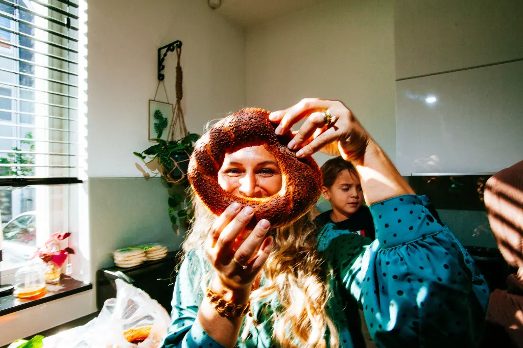Mujer con un dulce sonriendo