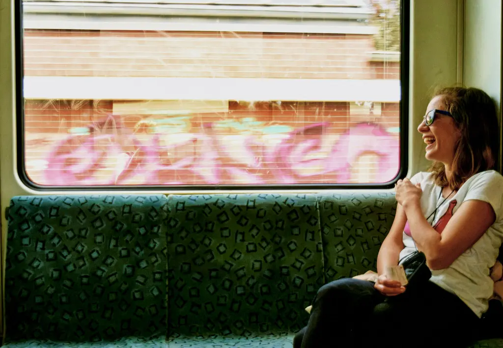 Chica riendo en un tren
