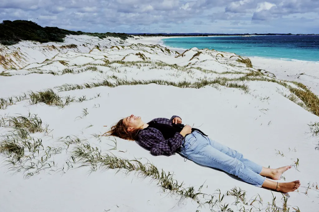 Mujer relajada en la playa