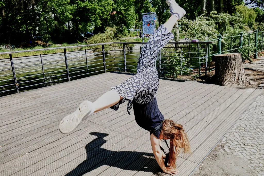 Mujer haciendo una voltereta