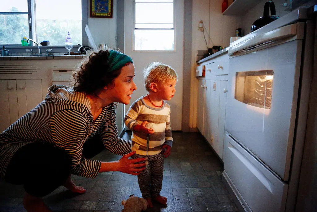 Madre e hijo mirando el horno encendido