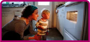 Madre e hijo mirando el horno encendido