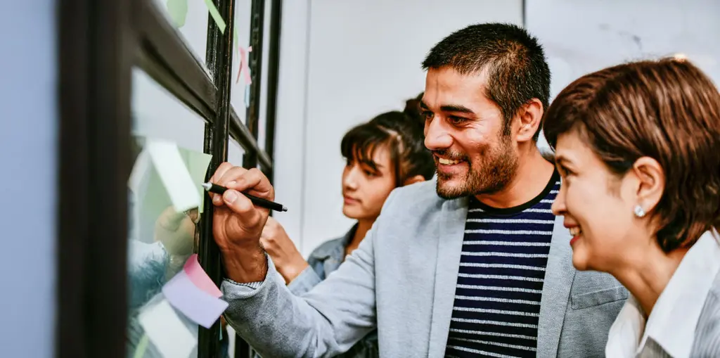 Personas ideando con posit