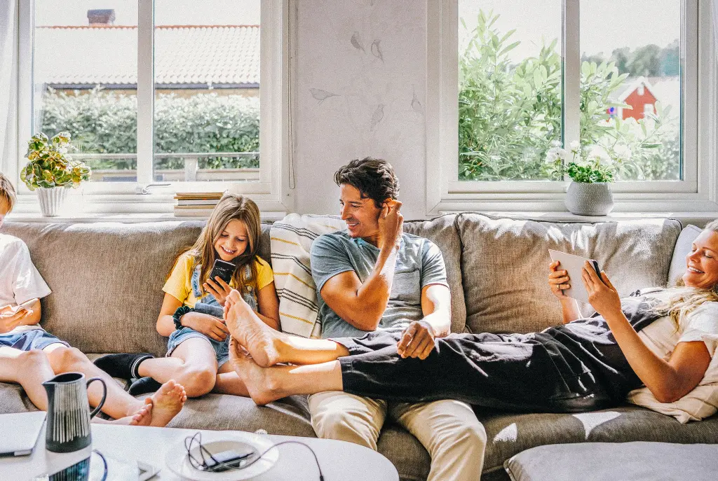 Familia feliz en el sofá