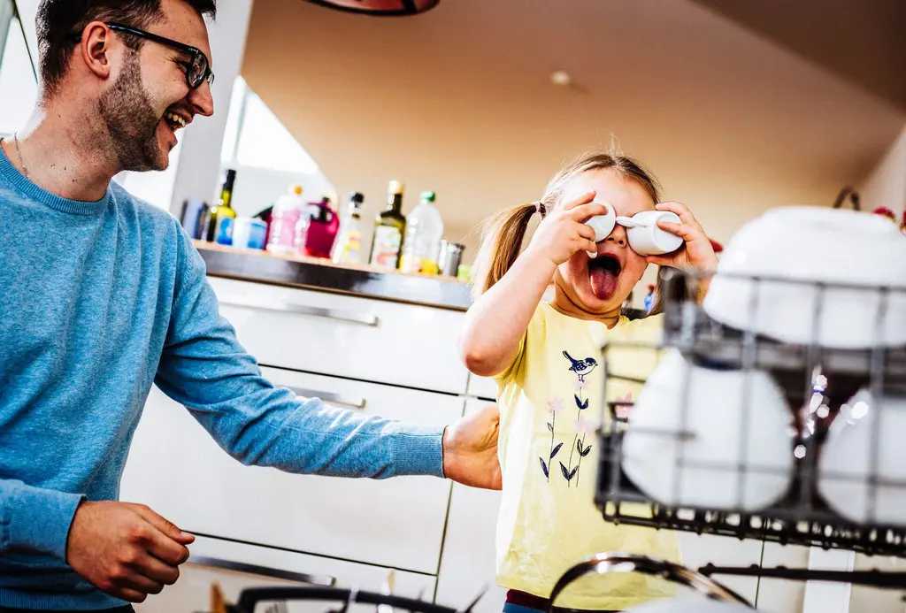 padre con su hija en la cocina jugando