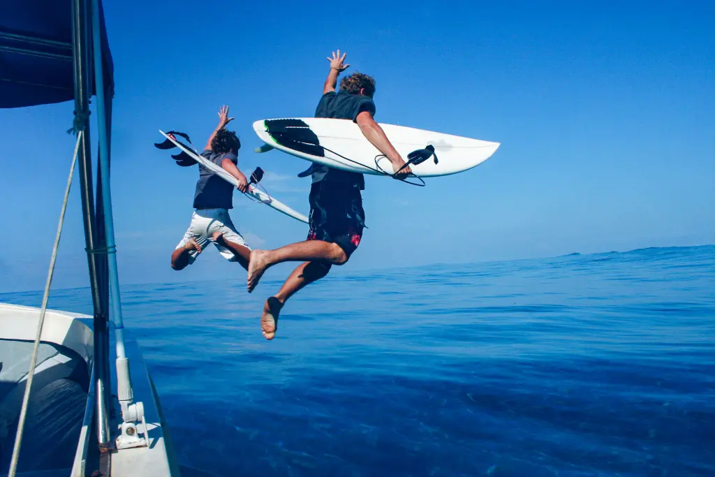 Amigos saltando al mar