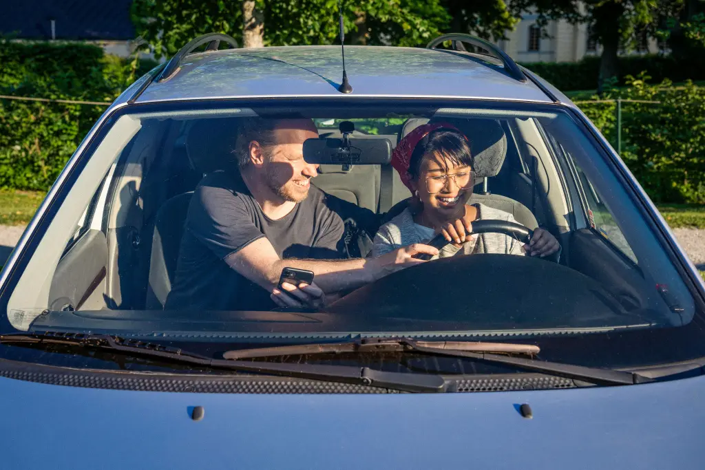 pareja conduciendo