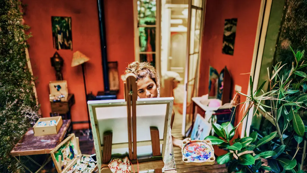 Chica pintando un cuadro
