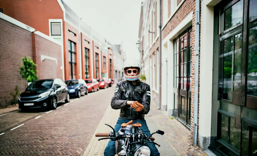 Persona con una moto