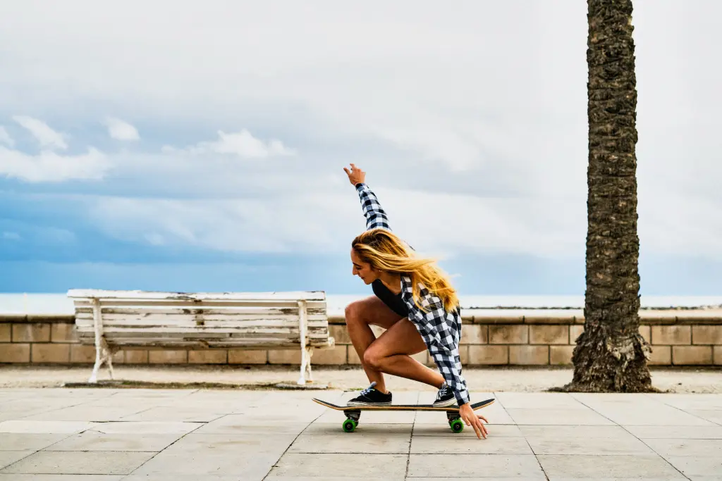 Chica montando en patinete