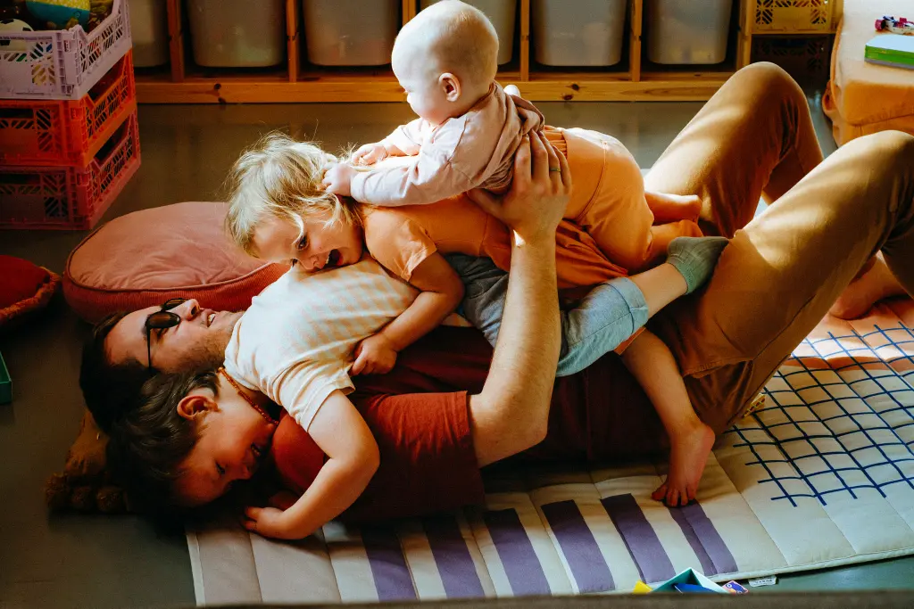 Familia jugando