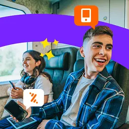 Dos personas viajando recibiendo una notificación de Bizum en el móvil
