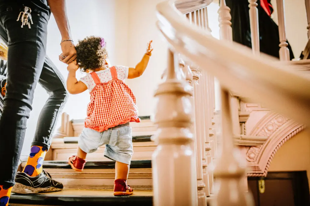 Niño subiendo escaleras