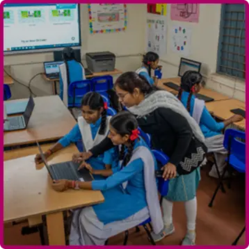 Alumnas en clase, beneficiarias de UNICEF